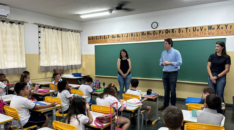 Prefeito Lucas Seren visita escolas no primeiro dia do retorno às aulas